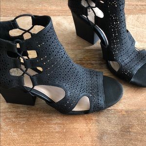 VINCE CAMUTO Black Stacked Wood Perforated Heels